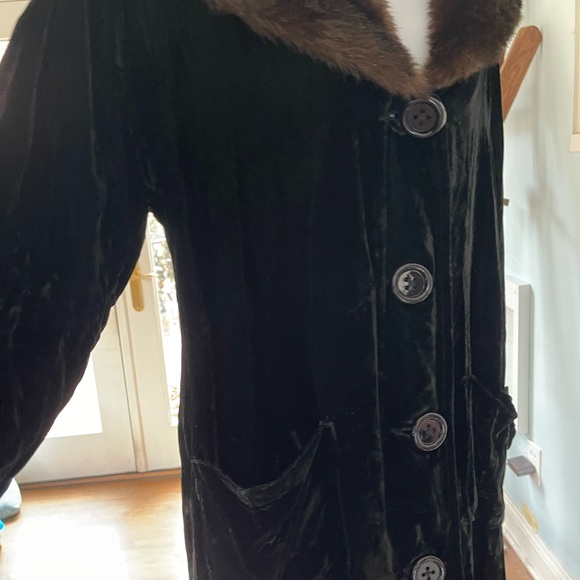 Velvet long duster with fur collar. Large buttons. Beautiful! - Picture 4 of 6